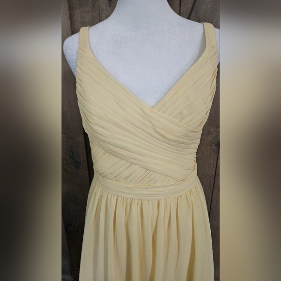 DAVID'S BRIDAL Short Chiffon V-Neck Dress with Ruching In Canary Yellow. Size 4 - Picture 7 of 14